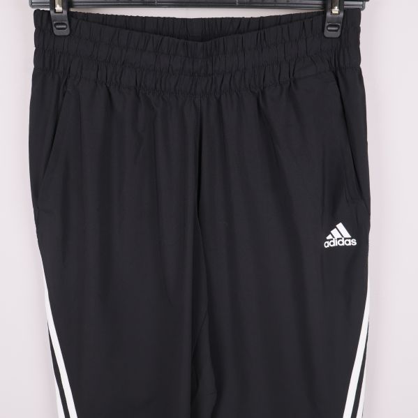 Närbild på byxornas fickor och Adidas-logga
