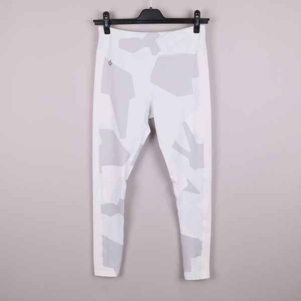 Tights med grafiskt mönster i vitt och grått hängande på galge