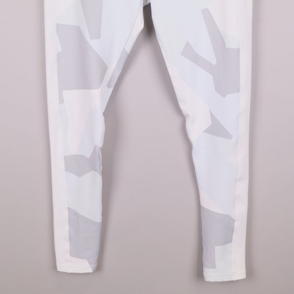 Benpartiet av tights med geometriskt mönster i vitt och grått