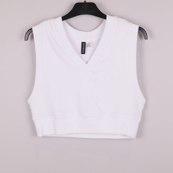 Vit croppad väst med v-ringning framtill på galge