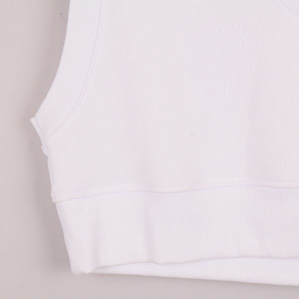 Närbild på nederkant och ribbad mudd av väst