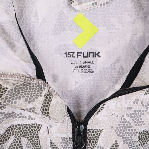 Närbild på halsen och märkningen 157. Funk i jackan