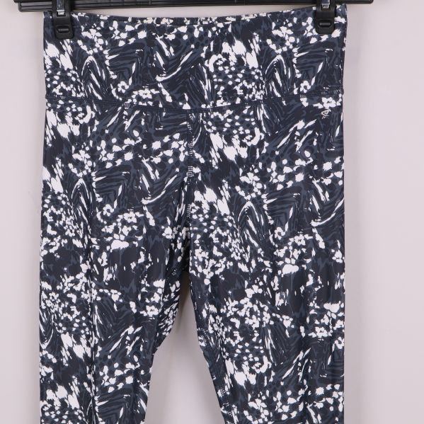 Övre delen av tightsen med tydligt svartvitt mönster