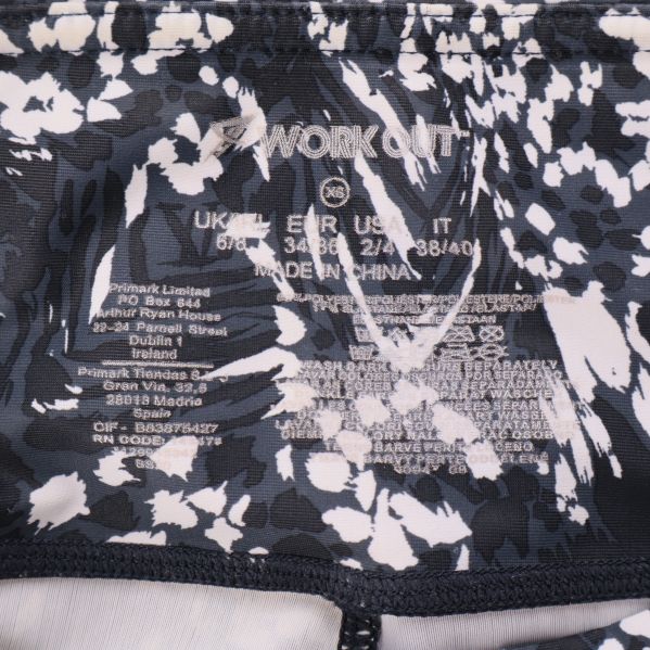 Närbild på insida av tights med tryckt material- och storleksinformation