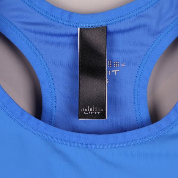 Insidan av ryggen visar etikett och sömmar