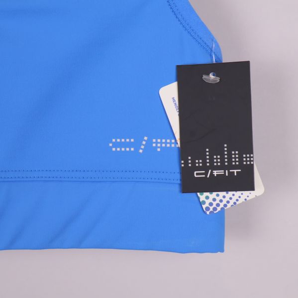 Närbild på logotyp och hängande etiketter framtill