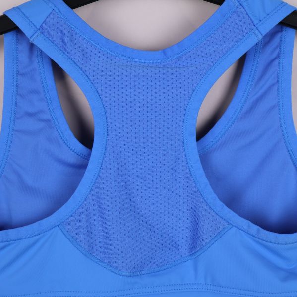 Detaljerad närbild på meshparti bak på sport-bh