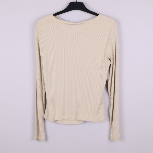 Ljusbeige ribbad långärmad topp bakifrån
