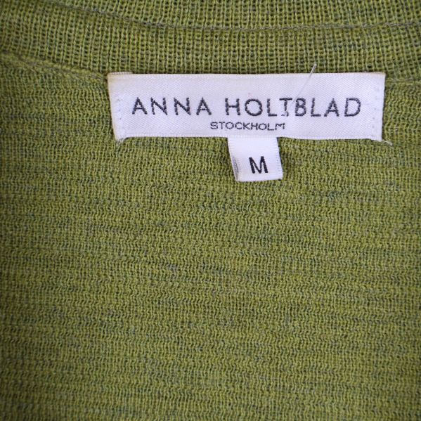 Närbild på Anna Holtblad-etikett och storlek M