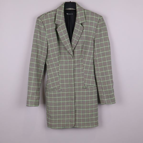 Framsida av rutig klänning med grönt och svart mönster