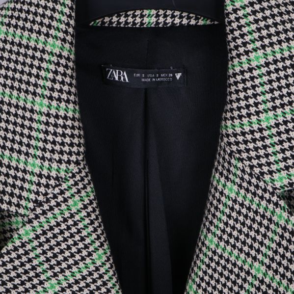 Närbild av Zara-märket i insidan av klänning