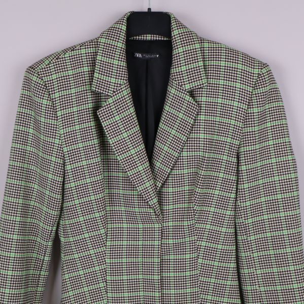 Närbild på klänning krage och axelparti