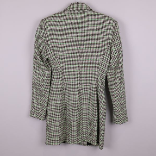 Baksida av rutig klänning med grönt rutmönster