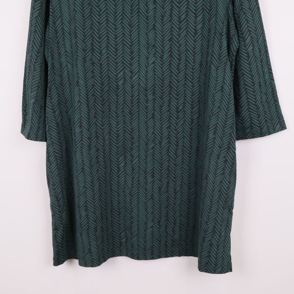 Nedre del av grönmönstrad Marimekko tunika