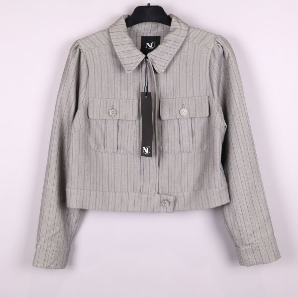 Kort jacka på galge med två bröstfickor och glittriga knappar