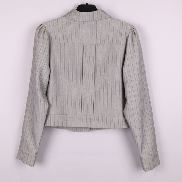 Baksida av jacka med randigt mönster och puffärmar