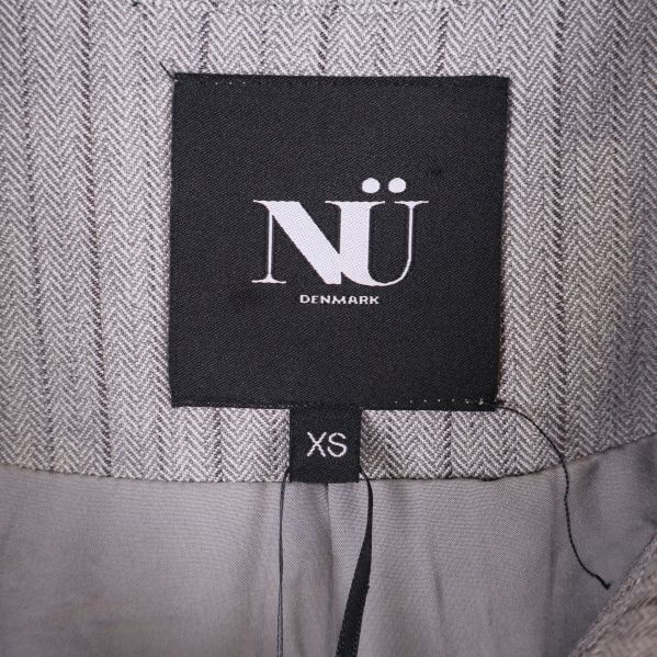 Närbild på svarta etiketten med texten NÜ Denmark XS