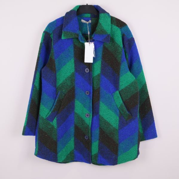 Jacka med blått, grönt och svart grafiskt mönster framifrån