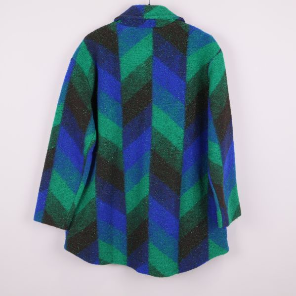 Jackans baksida med blågrönt och svart mönster synligt