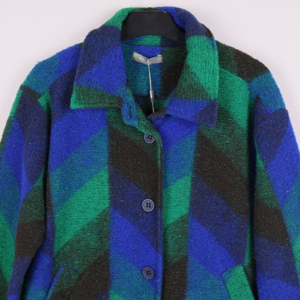 Närbild på krage och knappar i jackans framstycke