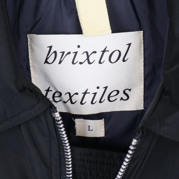 Närbild på etiketten från brixtol textiles i krage