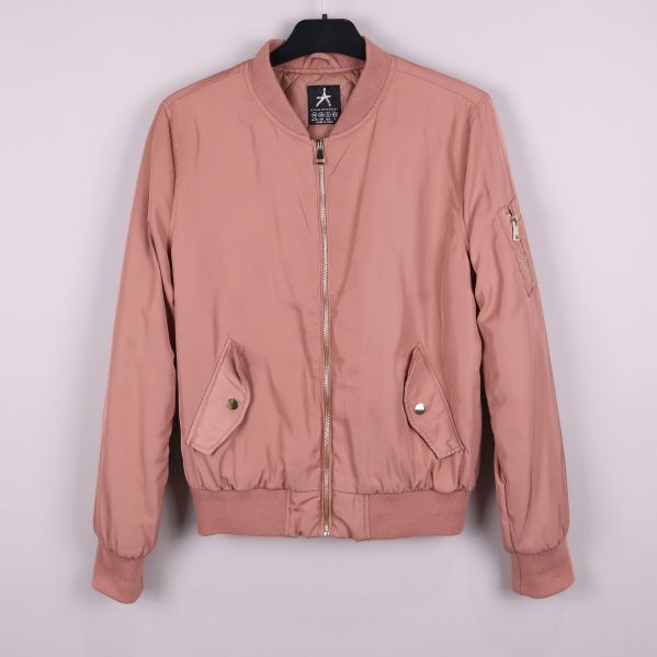 Gammelrosa bomberjacka med dragkedja framifrån