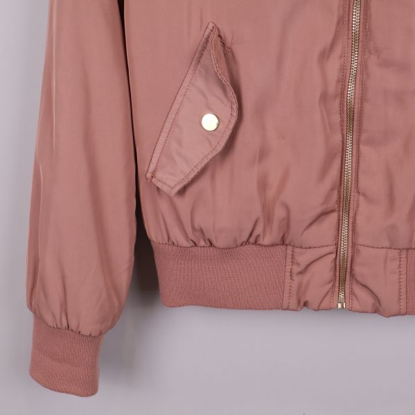 Närbild av vänster ficka och ärmslut på jackan