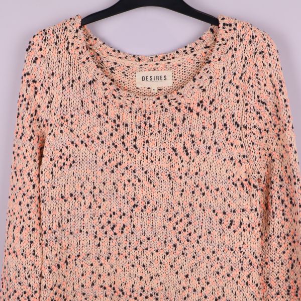 Närbild av tröjans ovandel och halsringning