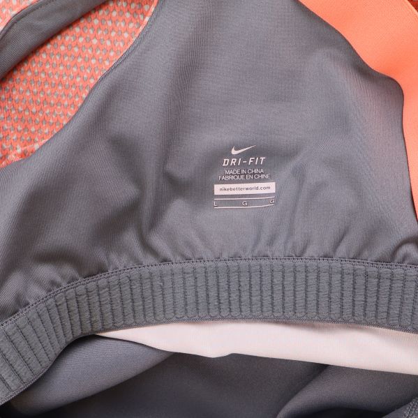 Nike Dri-FIT etikett innanför träningslinnet med grått foder