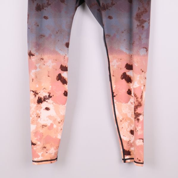 Närbild på benen med rosa och beige mönster
