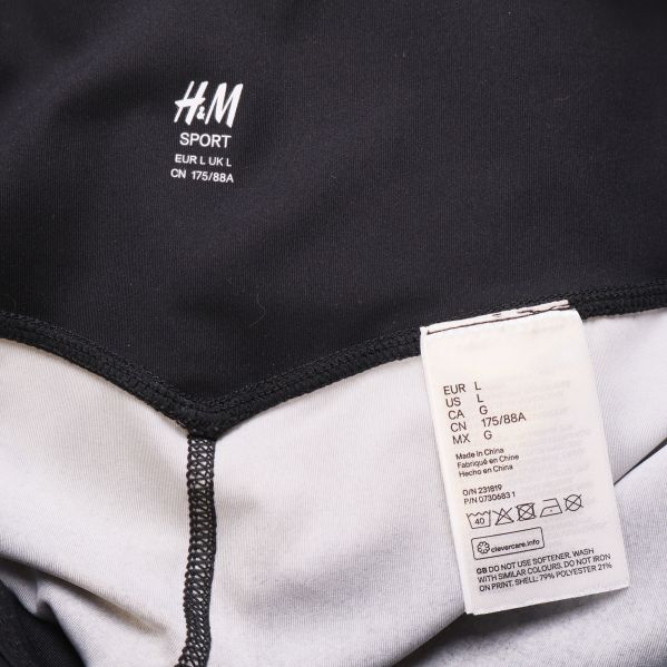 H&M SPORT-logo och storleksetikett inuti tightsen