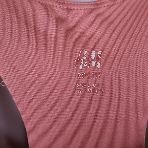 Närbild på etikett med H&M SPORT-tryck