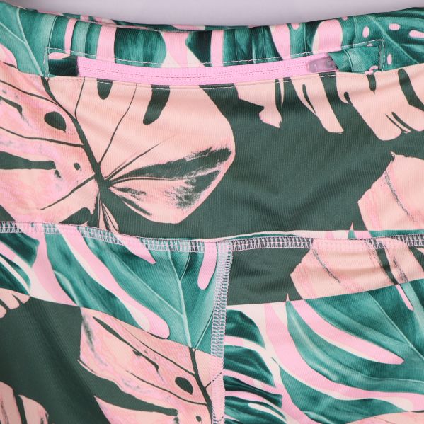 Närbild på hög midja och sömmar på leggings