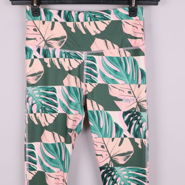 Framsidan av leggings med tropisk print upptill