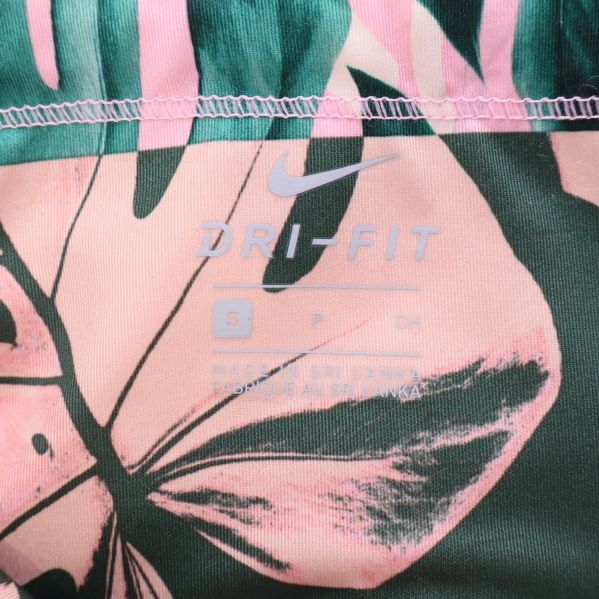 Nike DRI-FIT och storleksinformation tryckt på insidan