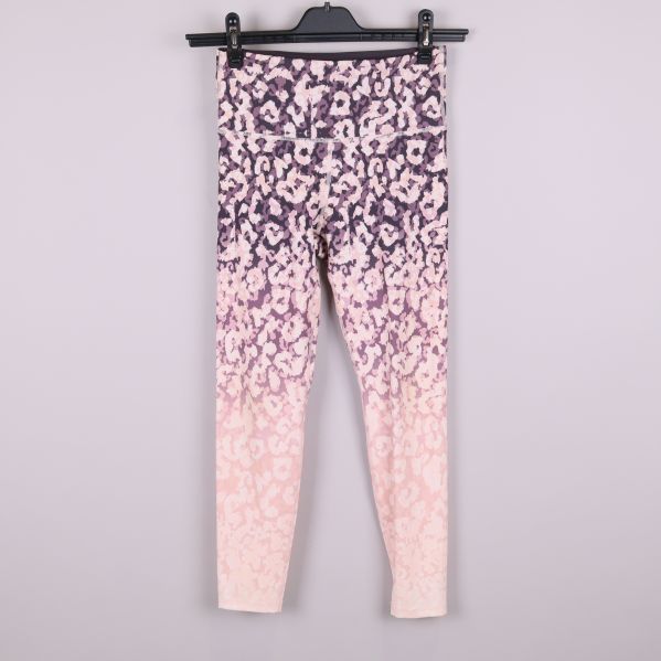 Baksida av mönstrade leggings i rosa och lila