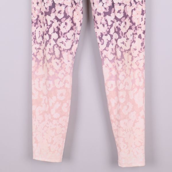 Ben- och nedre delen av tights med ljust mönster