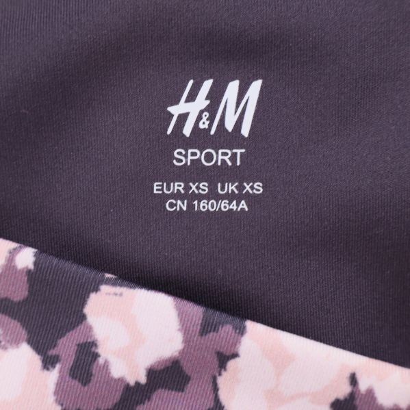 Närbild på H&M Sport-logotyp med storleksangivelse XS