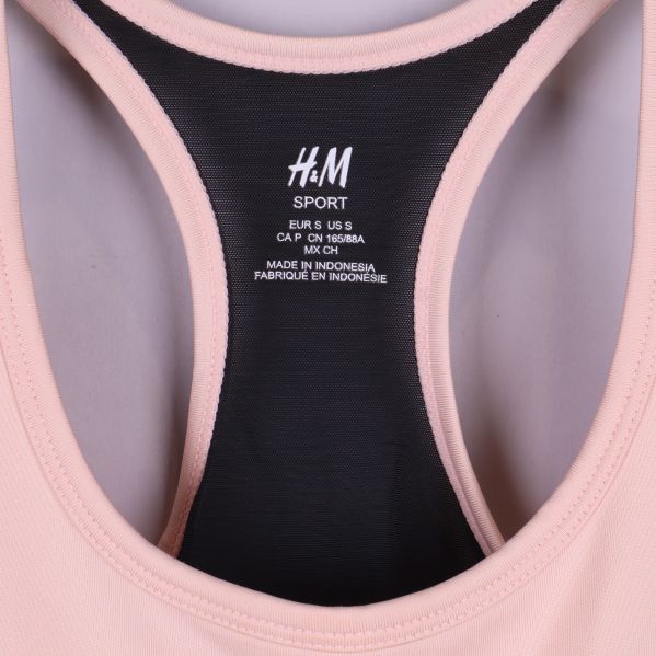 Etikett med H&M SPORT-tryck på insida av bh