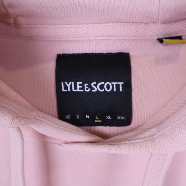 Närbild på Lyle & Scott märkning på hoodie