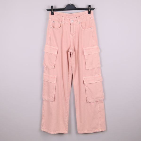 Framifrån av ljusrosa cargobyxa 