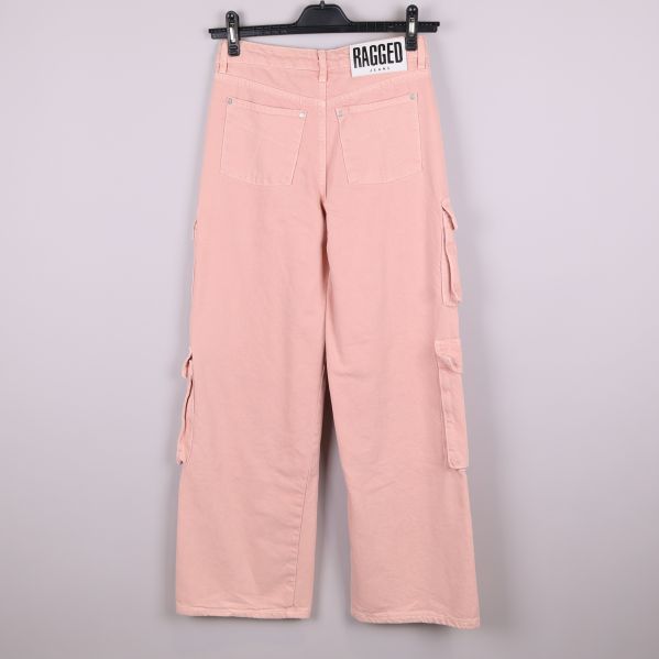 Baksida av rosa cargobyxa med två bakfickor