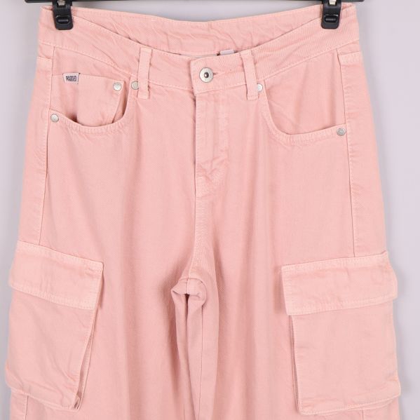 Framdelen och fickorna på cargobyxa i rosa