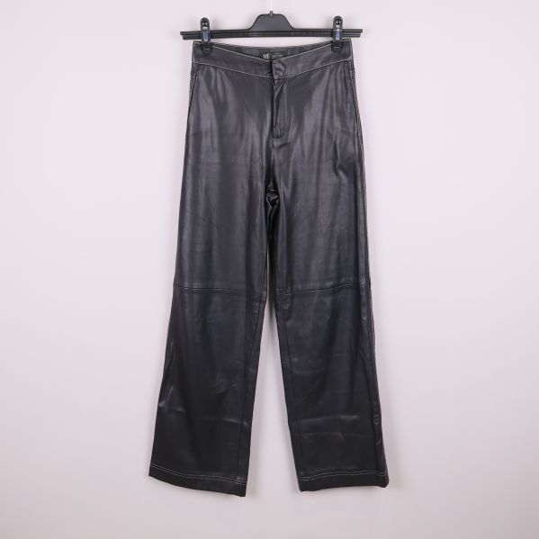 Vida svarta konstläderbyxor framifrån med synliga sömmar