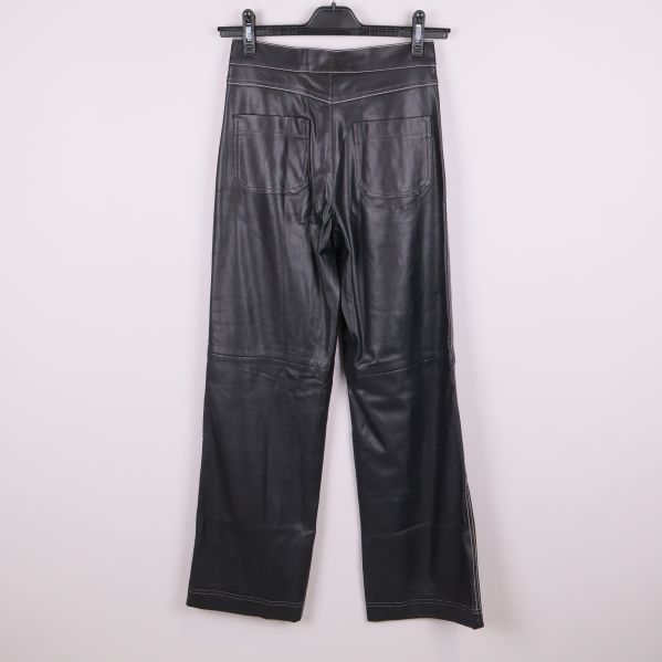 Vida svarta konstläderbyxor bakifrån med hög midja