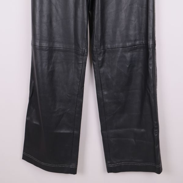 Byxbenens nederdel med kontrastsömmar i konstläder