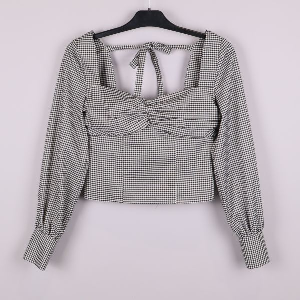 Rutig topp med långa ärmar och knytband framtill