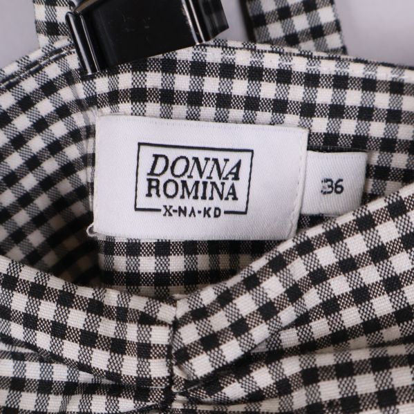 Närbild på etikett från Donna Romina x NA-KD