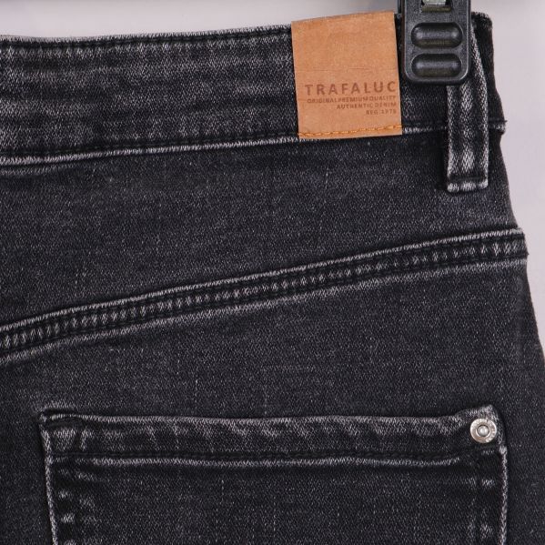 Närbild på bakficka och läderpatch Trafaluc på kjolen