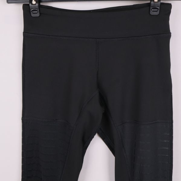 Närbild på överdelen av tightsen med bred midja